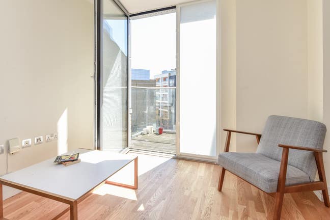 Bright and modern two-bedroom flat Main Photo