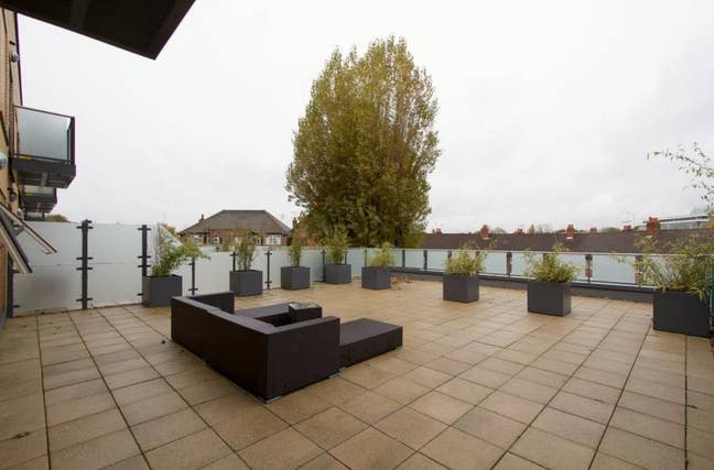 Double room in 2 bed apartment - large terrace Main Photo