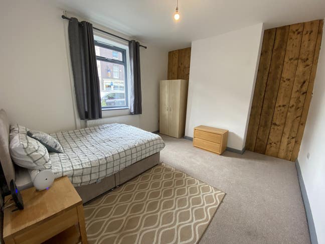 Light,large rooms London road ,fully refurbished Main Photo