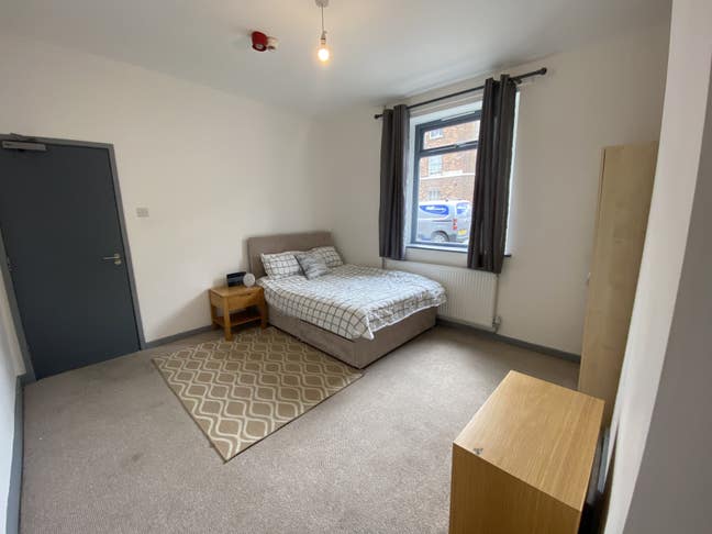 Light,large rooms London road ,fully refurbished Main Photo