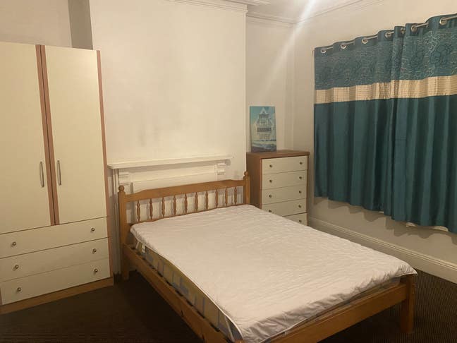 No Bills. Female student preferable  Main Photo