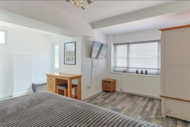 Large En Suite Room with Own Access. Main Photo
