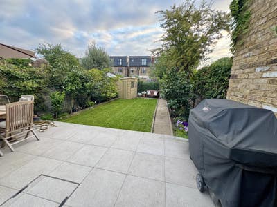 Lovely newly furnished double in a quiet household Main Photo