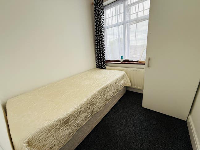 5 rooms to rent in a house Main Photo