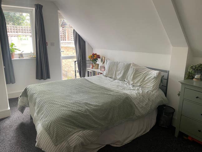 Large double bedroom with en-suite and garden Main Photo