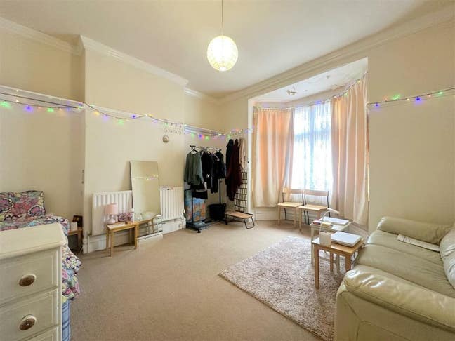 Room for Female  Main Photo