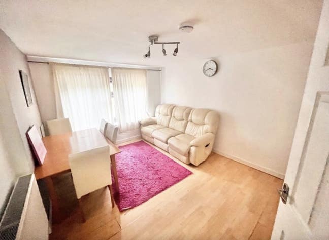 Room w/Kitchen - 5min to DLR - Quiet Area !! Main Photo