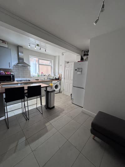 Large En-Suite Room Available Beeston Main Photo