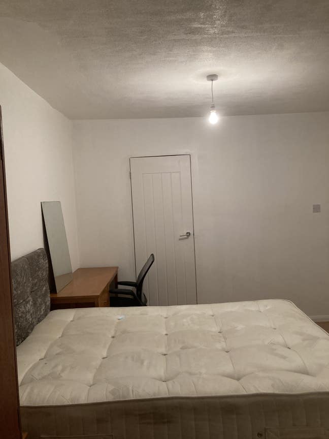 Two Rooms Available - Town Centre  Main Photo