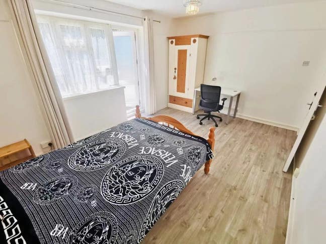 Spacious 3 bedroom flat in central Southsea  Main Photo