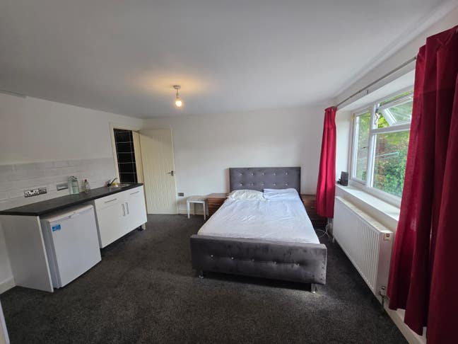 Ensuited bedrooms with kitchenette available Main Photo