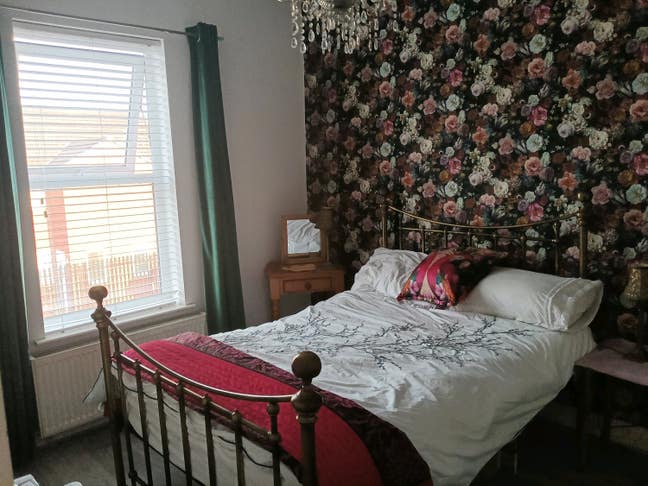 Large furnished room double bed for single person Main Photo