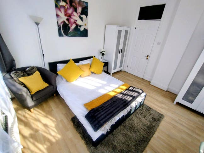 Large bright double room with private balcony Main Photo
