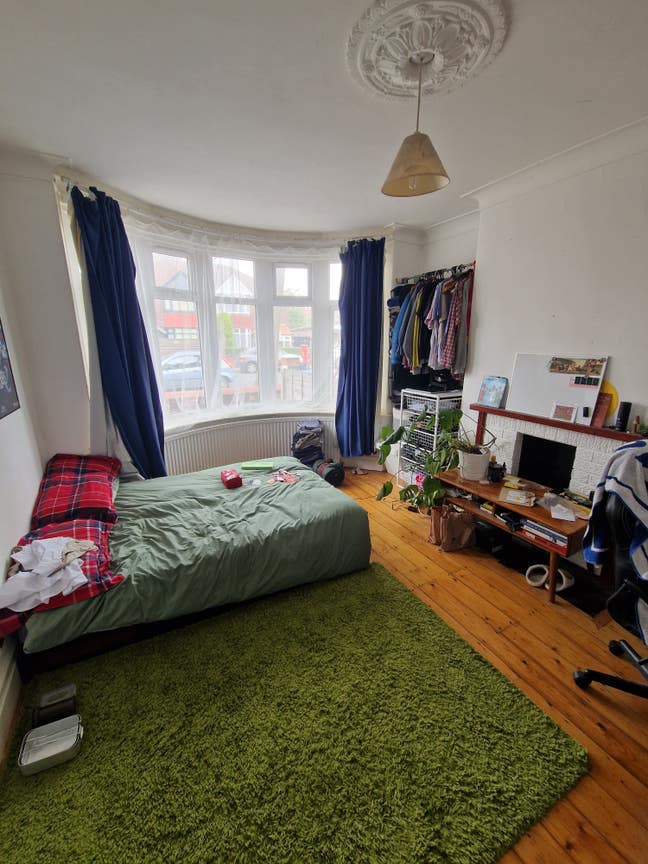 Large room in lovely house Main Photo