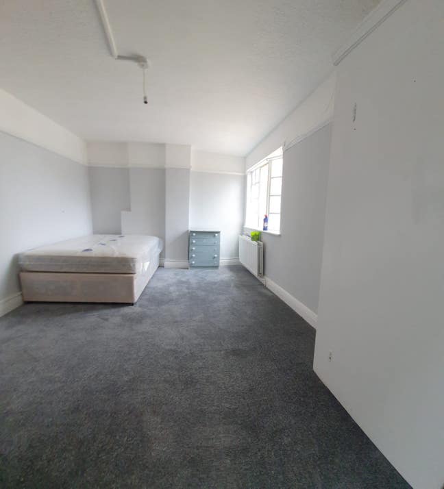 Cosy Double Room directly facing Southgate station Main Photo