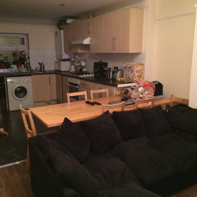 Single room £450 + Bills Main Photo