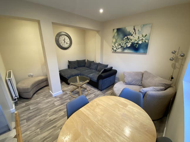 Single room in modern shared house Main Photo