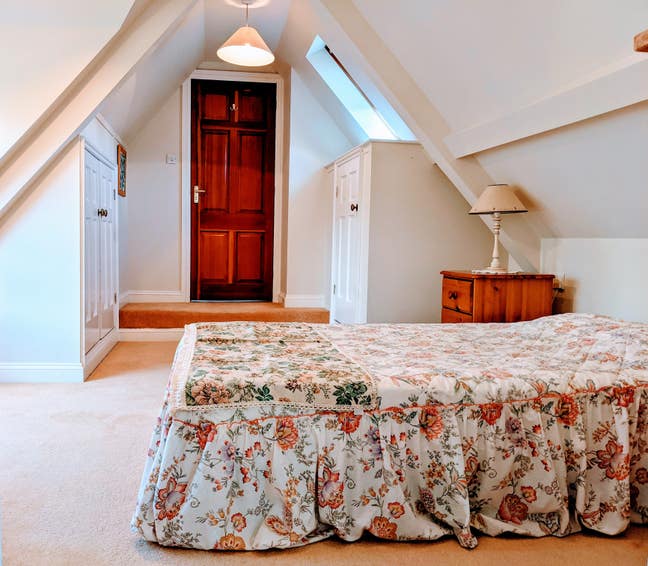 Bright Spacious Double en Suite  Lots of Storage Main Photo
