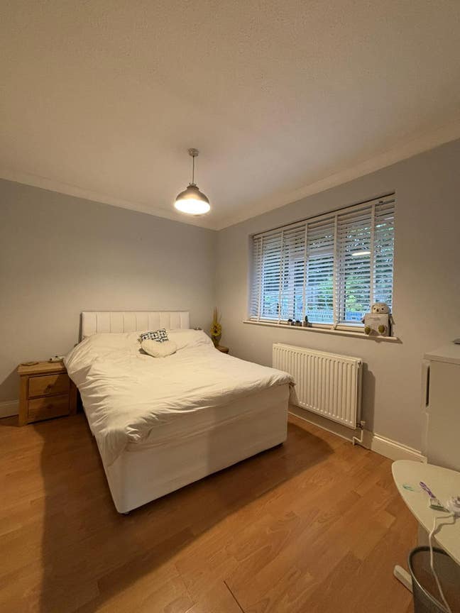 Double bedroom and access to office room Main Photo