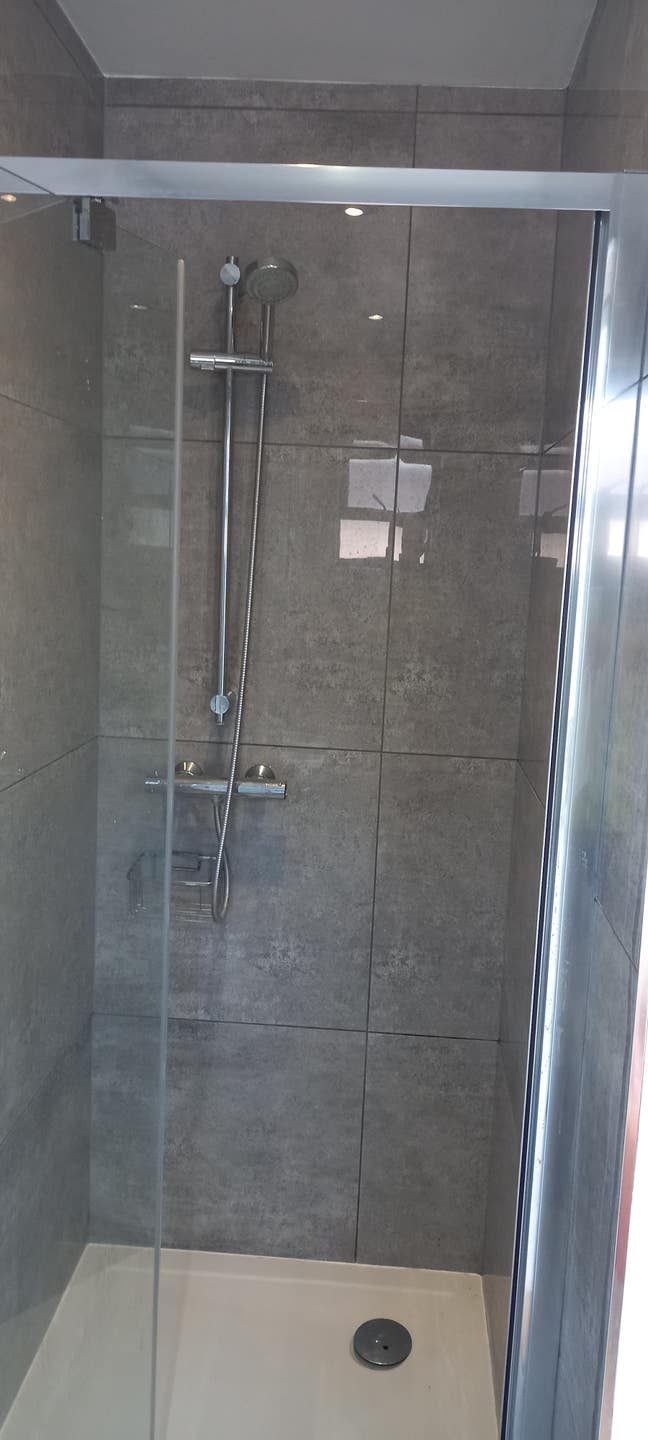 Bright modern double room with ensuite and plenty  Main Photo