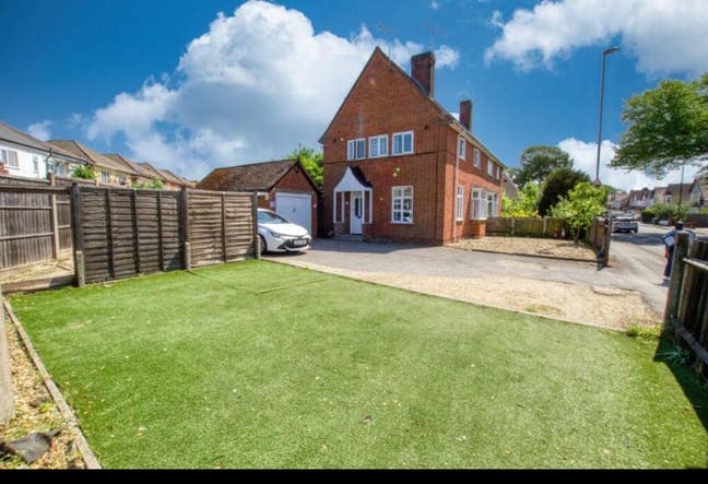 King size bedroom available in beautiful house  Main Photo