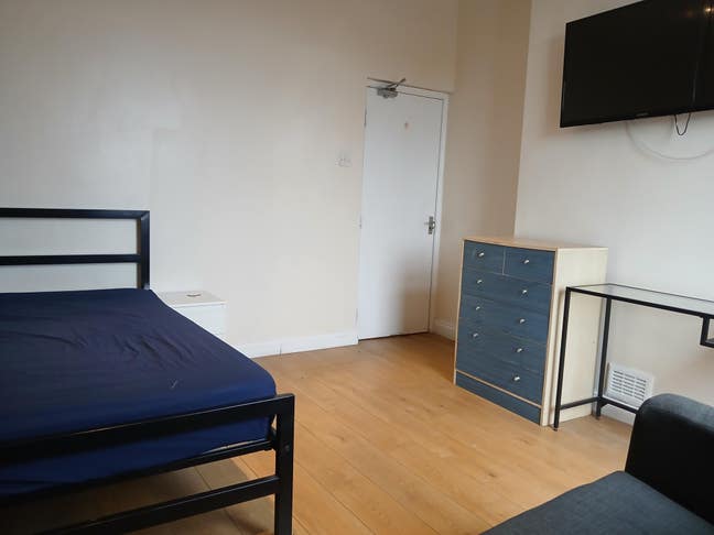 ST3/Longton. Double + Sofa +TV + Parking!! Main Photo