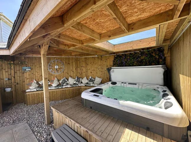 Private Self Contained Unit Shower And Log Burner  Main Photo