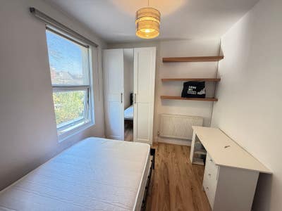 Newly painted double room! Clean and tidy  Main Photo