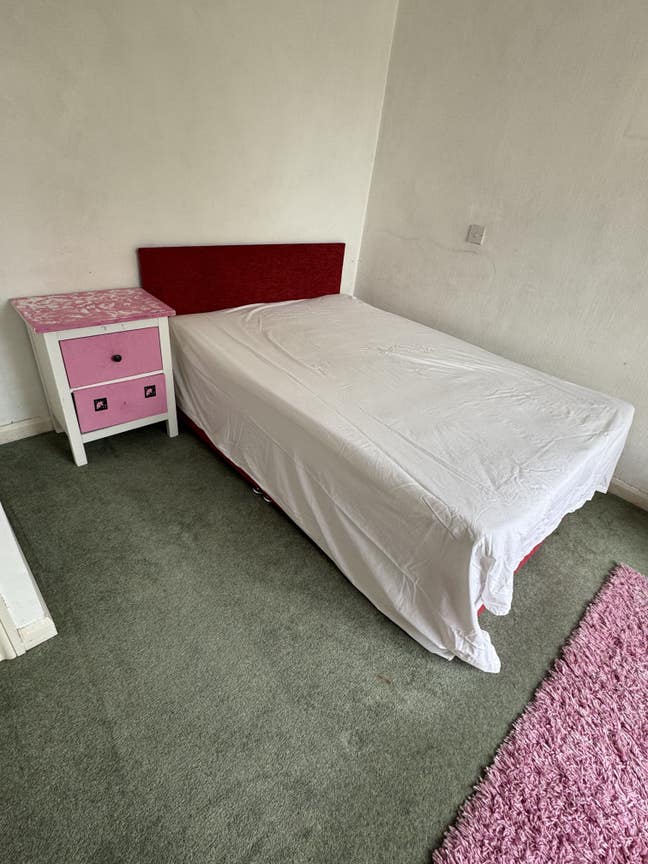 Double room Available - student, professional Main Photo
