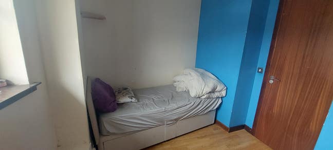 Single Room- furnished Main Photo