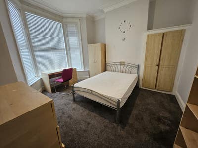 Spacious and modern rooms for rent Main Photo