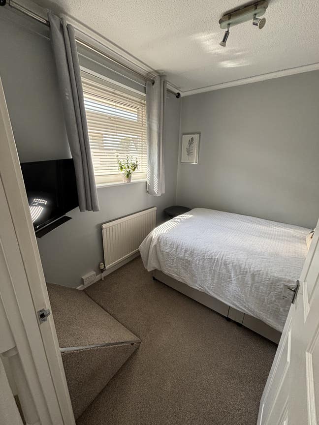 Homely house in Nailsea - (small) double bedroom  Main Photo
