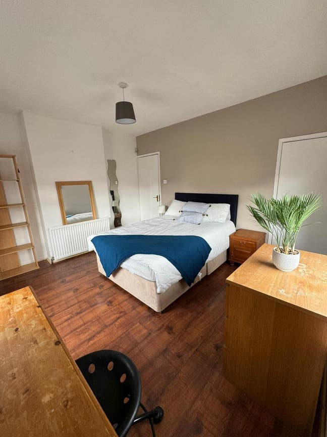5 Large Rooms with Ensuites and Bathrooms Main Photo