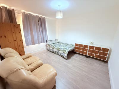 Large double room fully furnished  Main Photo