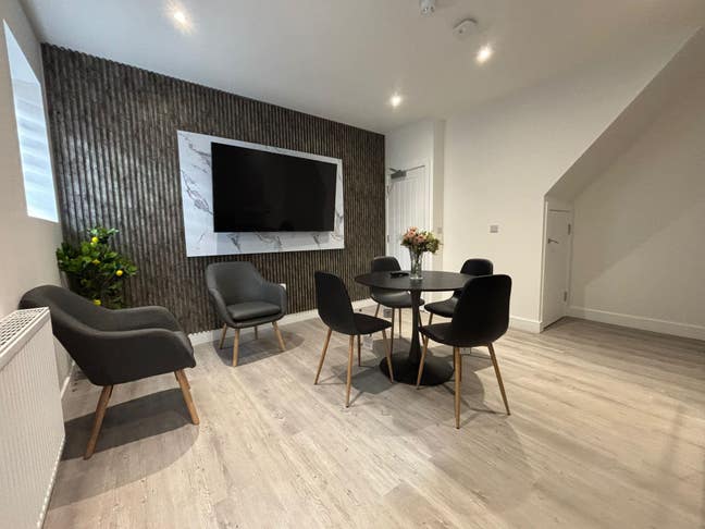 **Stunning Self Contained Double Studio Apt** Main Photo