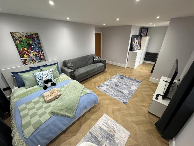  🌇 Balcony Double Room – Wards Wharf E16 Main Photo