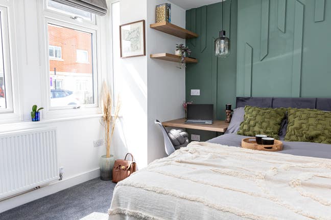 Premium En-Suite Rooms |  Prime Location Main Photo