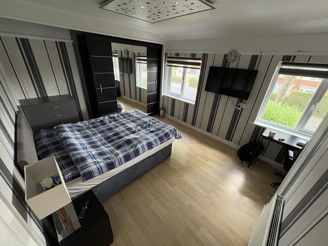 Newly Refurbished Large Bedroom All Bills Included Main Photo