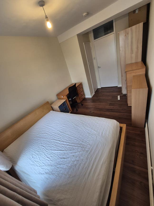 Bright Double Room in 2-Bed Flat–Canada Water Main Photo