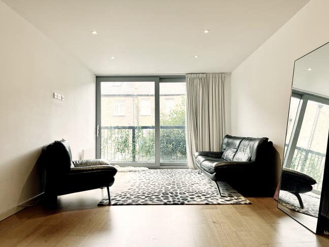 Long Term Contract: 2 Ensuit Beds Minimal Flat Main Photo