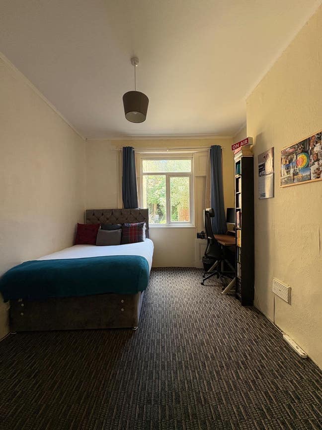 Spacious room for rent on Ealing high street Main Photo