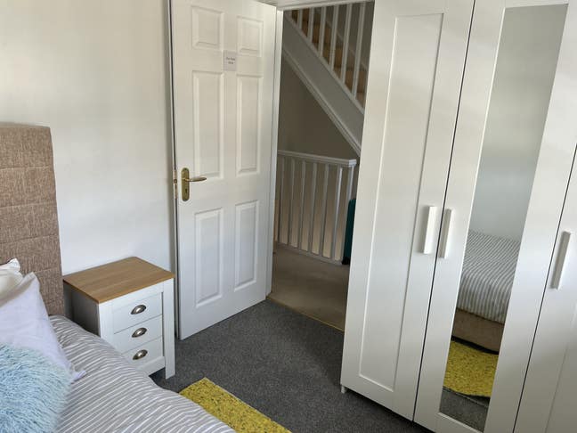 Single, sunny, furnished room in large house Main Photo
