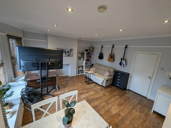 Double bed in spacious 2bed flat near train&tube Main Photo