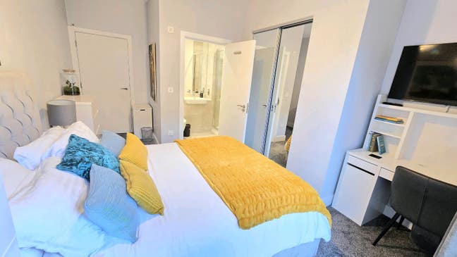 Bright and large en-suite room available   Main Photo