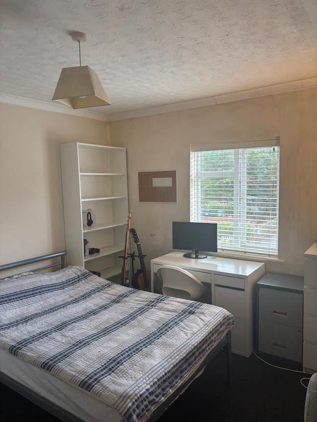 Single room in houseshare for young professional Main Photo