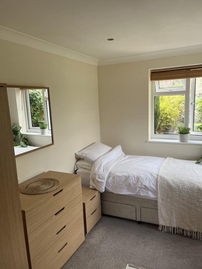 Self Contained Quiet Room & Shower Room in Harnham Main Photo