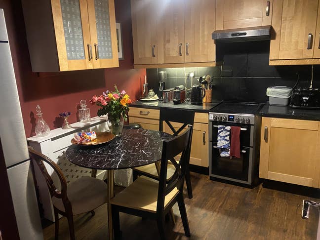 Double room in garden flat - Mon- Fri let  Main Photo