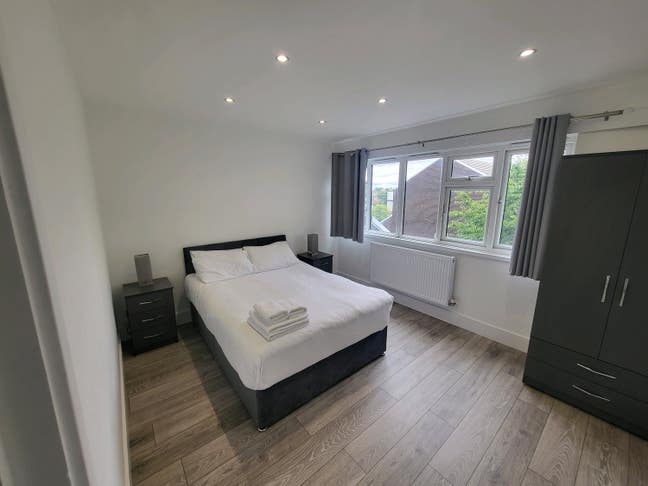 Modern 4-Bed in Sutton – Newly Refurbished Main Photo