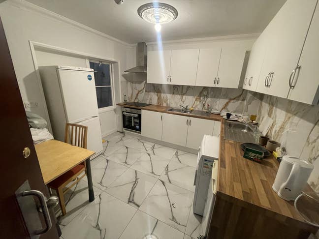A lovely presented 3 bedroom house located in E14  Main Photo