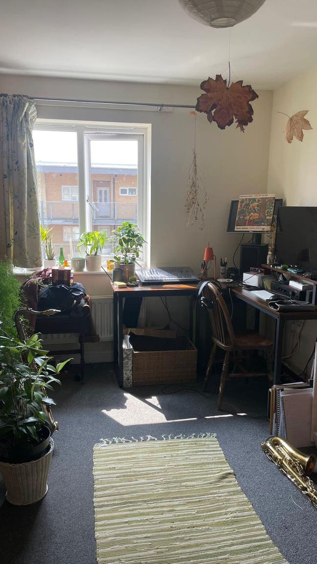 Big light room in friendly Borehamwood flat :)) Main Photo